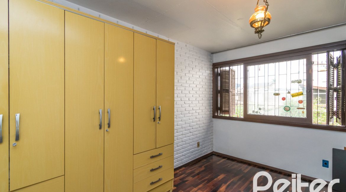 Casa à venda com 380m², 4 dormitórios, 1 suíte, 4 vagas, no bairro Cristal em Porto Alegre