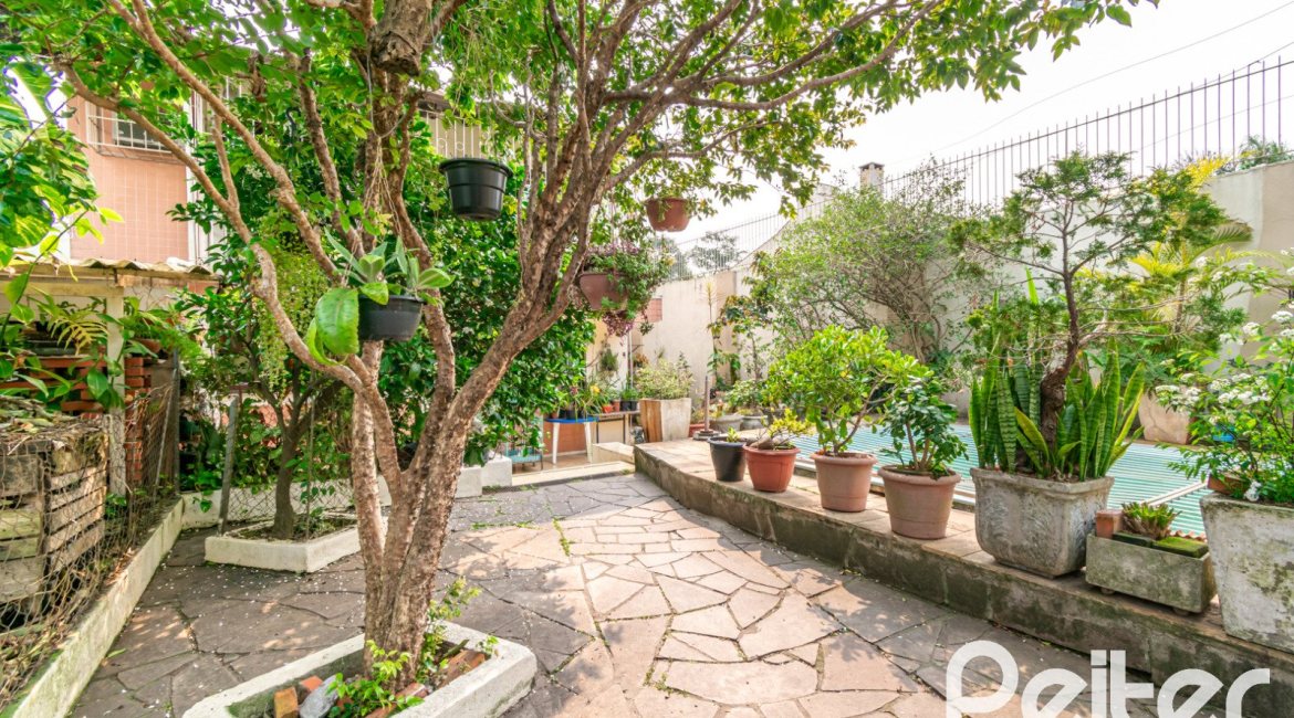 Casa à venda com 380m², 4 dormitórios, 1 suíte, 4 vagas, no bairro Cristal em Porto Alegre