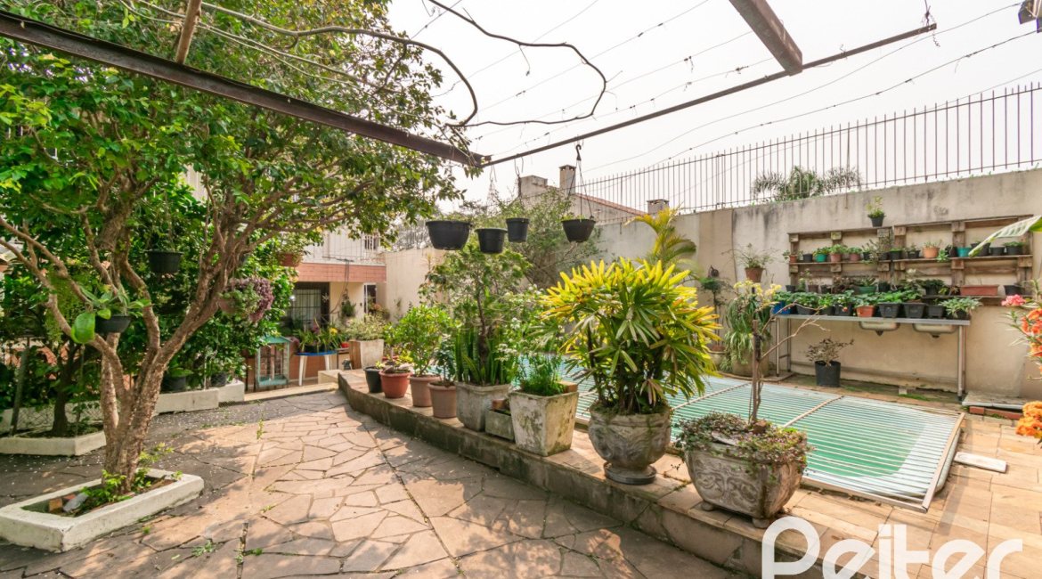 Casa à venda com 380m², 4 dormitórios, 1 suíte, 4 vagas, no bairro Cristal em Porto Alegre