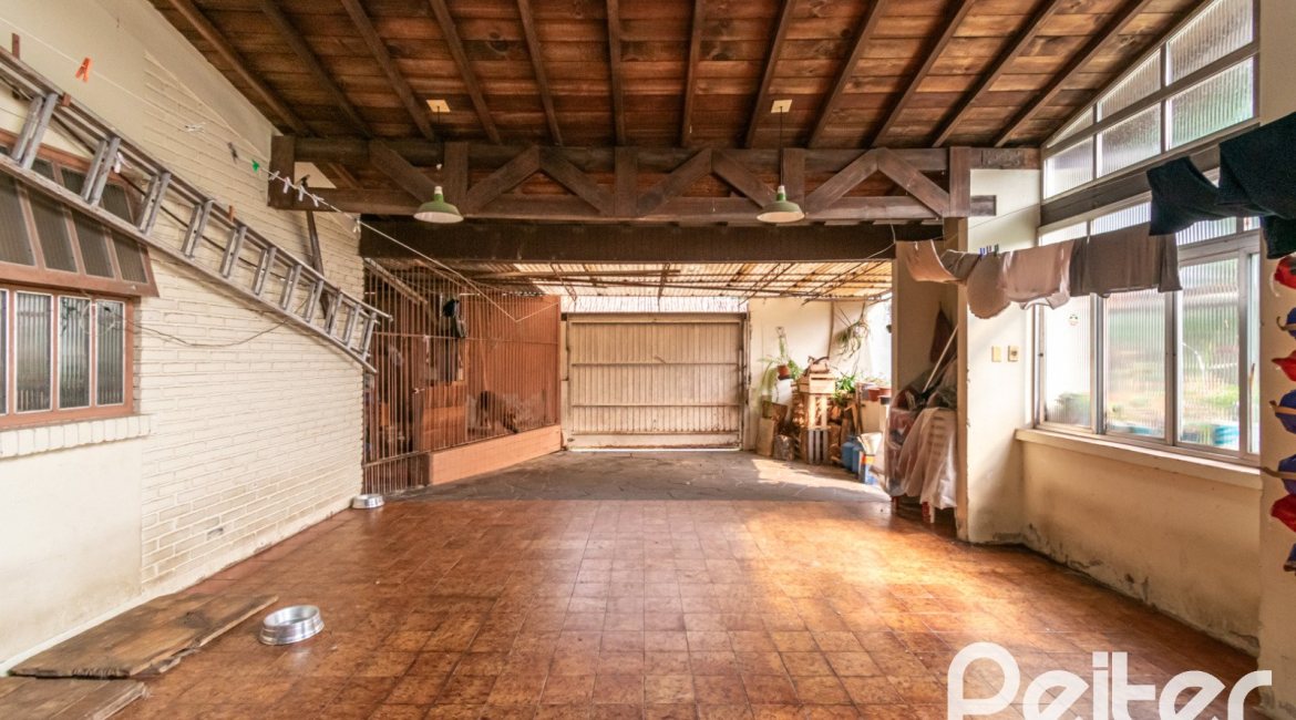 Casa à venda com 380m², 4 dormitórios, 1 suíte, 4 vagas, no bairro Cristal em Porto Alegre