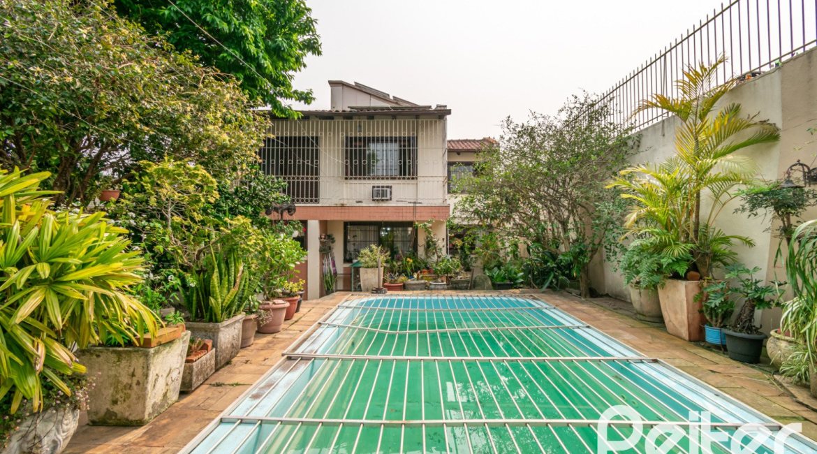 Casa à venda com 380m², 4 dormitórios, 1 suíte, 4 vagas, no bairro Cristal em Porto Alegre