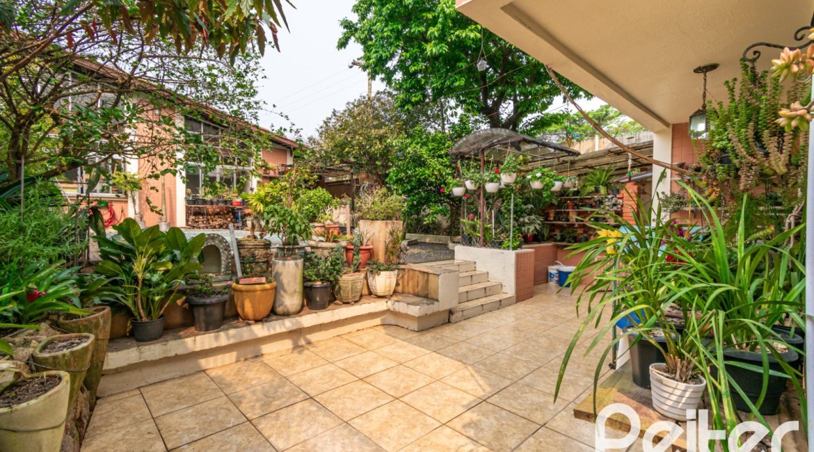 Casa à venda com 380m², 4 dormitórios, 1 suíte, 4 vagas, no bairro Cristal em Porto Alegre