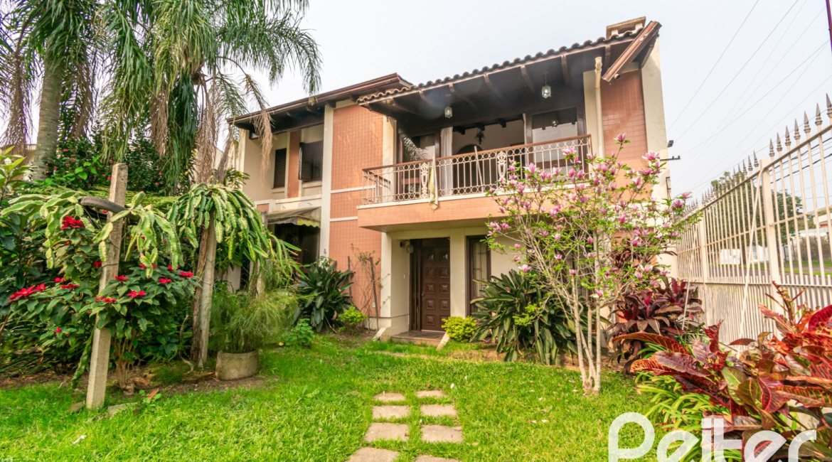 Casa à venda com 380m², 4 dormitórios, 1 suíte, 4 vagas, no bairro Cristal em Porto Alegre