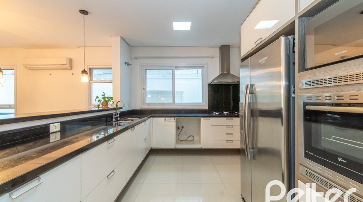 Casa em Condomínio à venda com 333m², 3 dormitórios, 3 suítes, 4 vagas, no bairro Terra Ville em PORTO ALEGRE