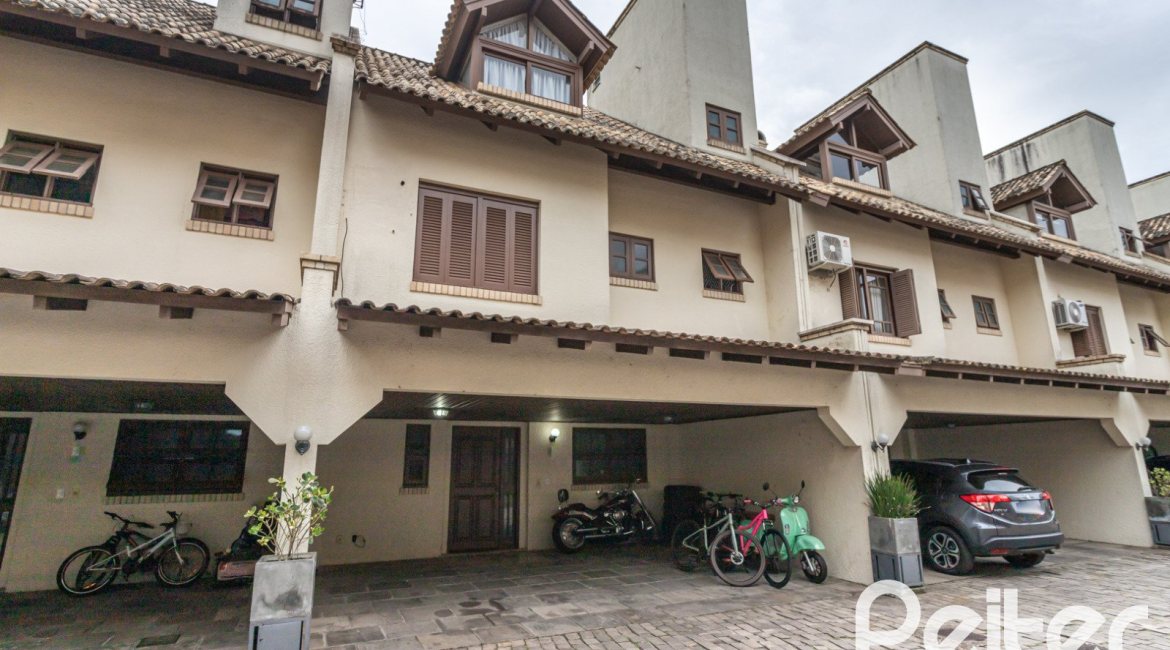Casa em Condomínio à venda com 240m², 3 dormitórios, 1 suíte, 3 vagas, no bairro Vila Assunção em Porto Alegre