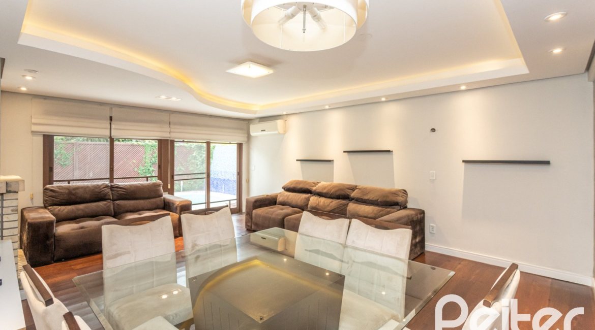 Casa em Condomínio à venda com 240m², 3 dormitórios, 1 suíte, 3 vagas, no bairro Vila Assunção em Porto Alegre