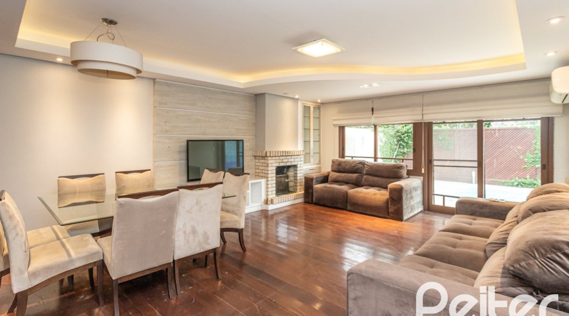 Casa em Condomínio à venda com 240m², 3 dormitórios, 1 suíte, 3 vagas, no bairro Vila Assunção em Porto Alegre