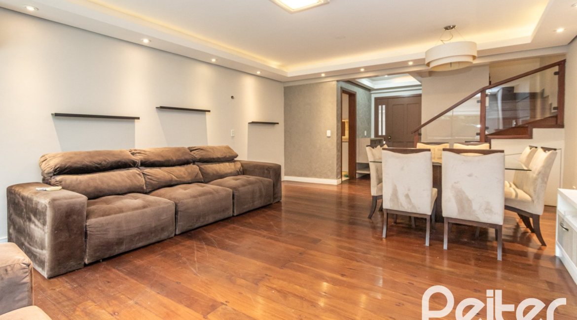 Casa em Condomínio à venda com 240m², 3 dormitórios, 1 suíte, 3 vagas, no bairro Vila Assunção em Porto Alegre