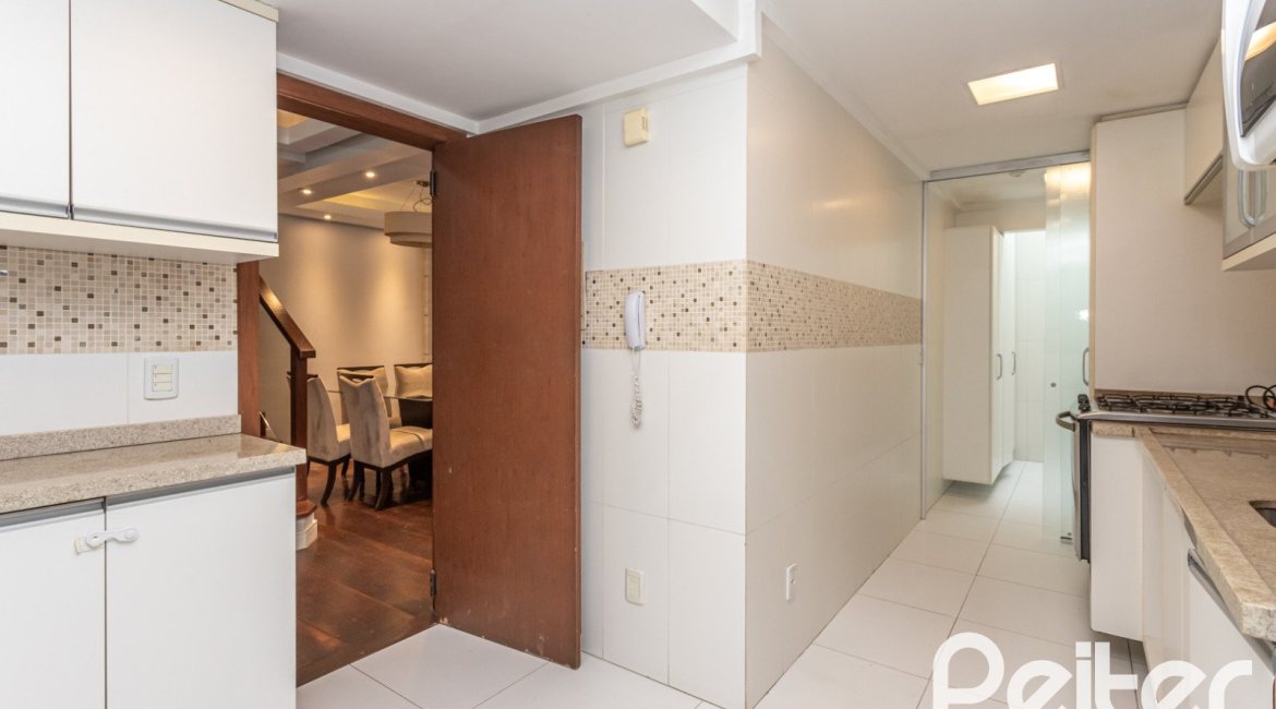 Casa em Condomínio à venda com 240m², 3 dormitórios, 1 suíte, 3 vagas, no bairro Vila Assunção em Porto Alegre