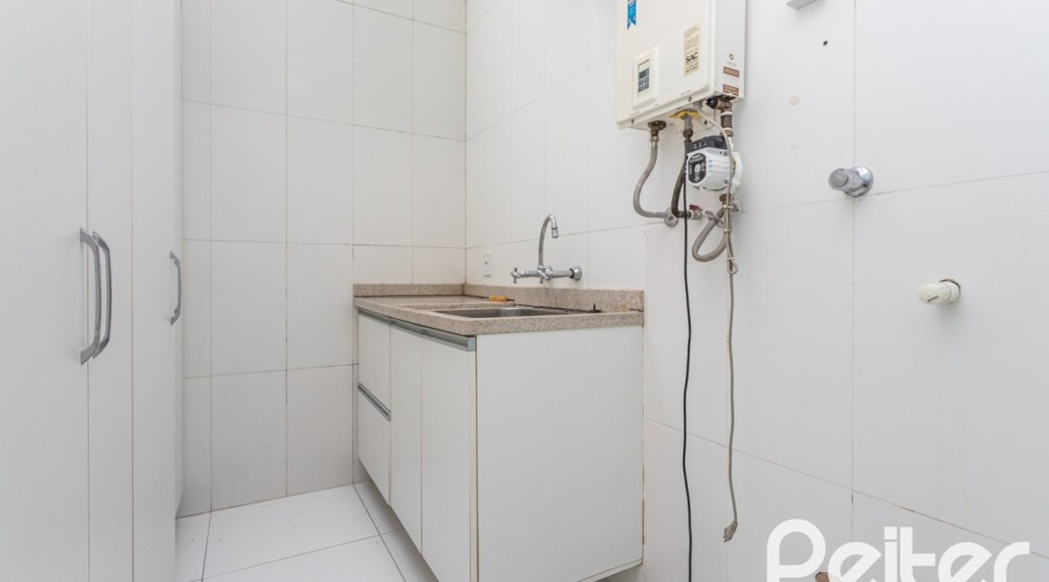 Casa em Condomínio à venda com 240m², 3 dormitórios, 1 suíte, 3 vagas, no bairro Vila Assunção em Porto Alegre