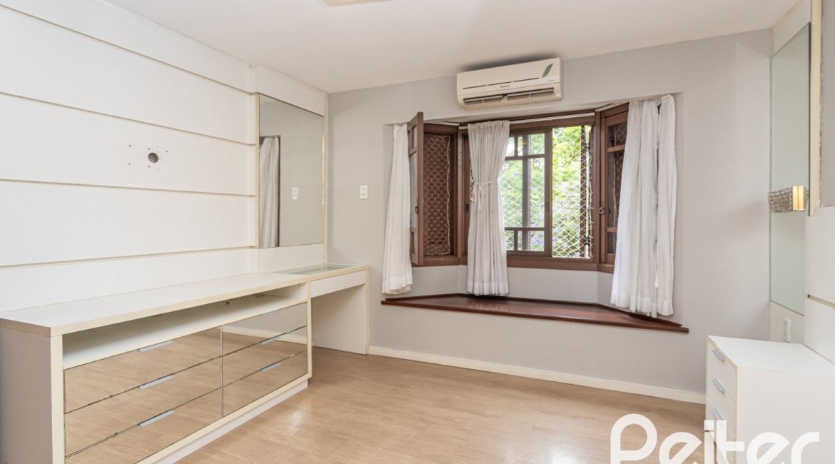 Casa em Condomínio à venda com 240m², 3 dormitórios, 1 suíte, 3 vagas, no bairro Vila Assunção em Porto Alegre