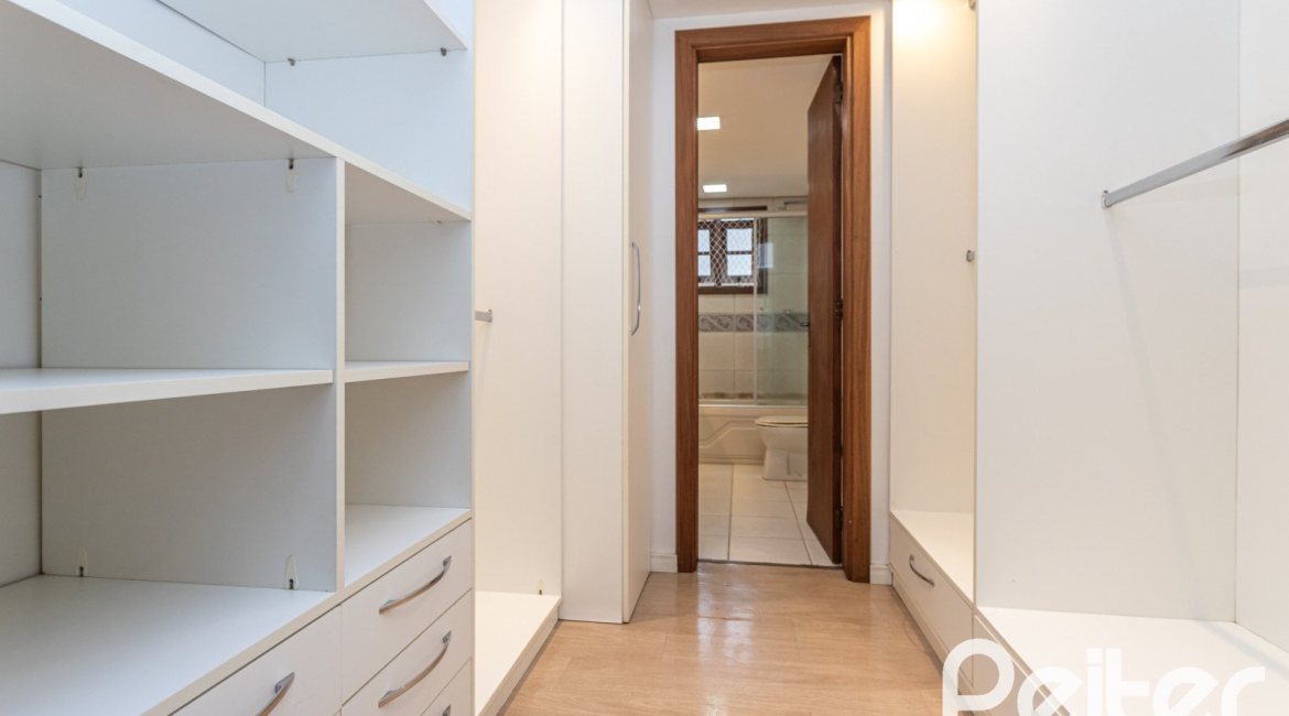 Casa em Condomínio à venda com 240m², 3 dormitórios, 1 suíte, 3 vagas, no bairro Vila Assunção em Porto Alegre