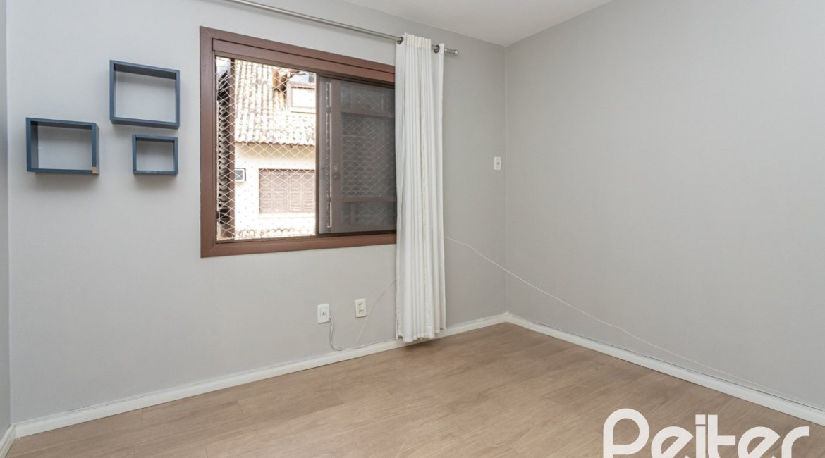 Casa em Condomínio à venda com 240m², 3 dormitórios, 1 suíte, 3 vagas, no bairro Vila Assunção em Porto Alegre