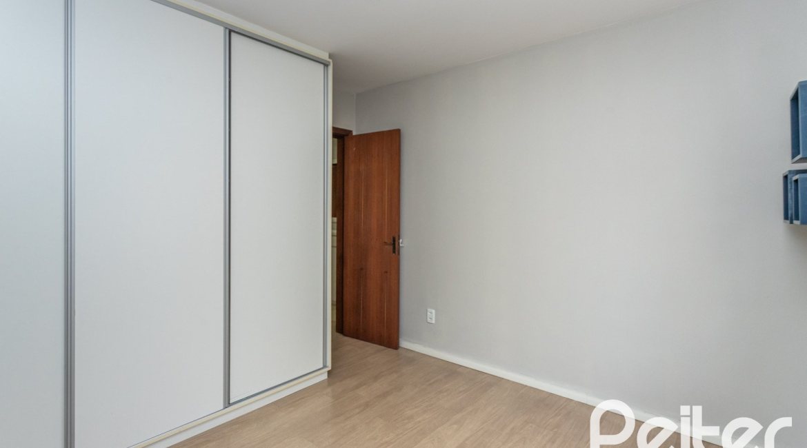 Casa em Condomínio à venda com 240m², 3 dormitórios, 1 suíte, 3 vagas, no bairro Vila Assunção em Porto Alegre