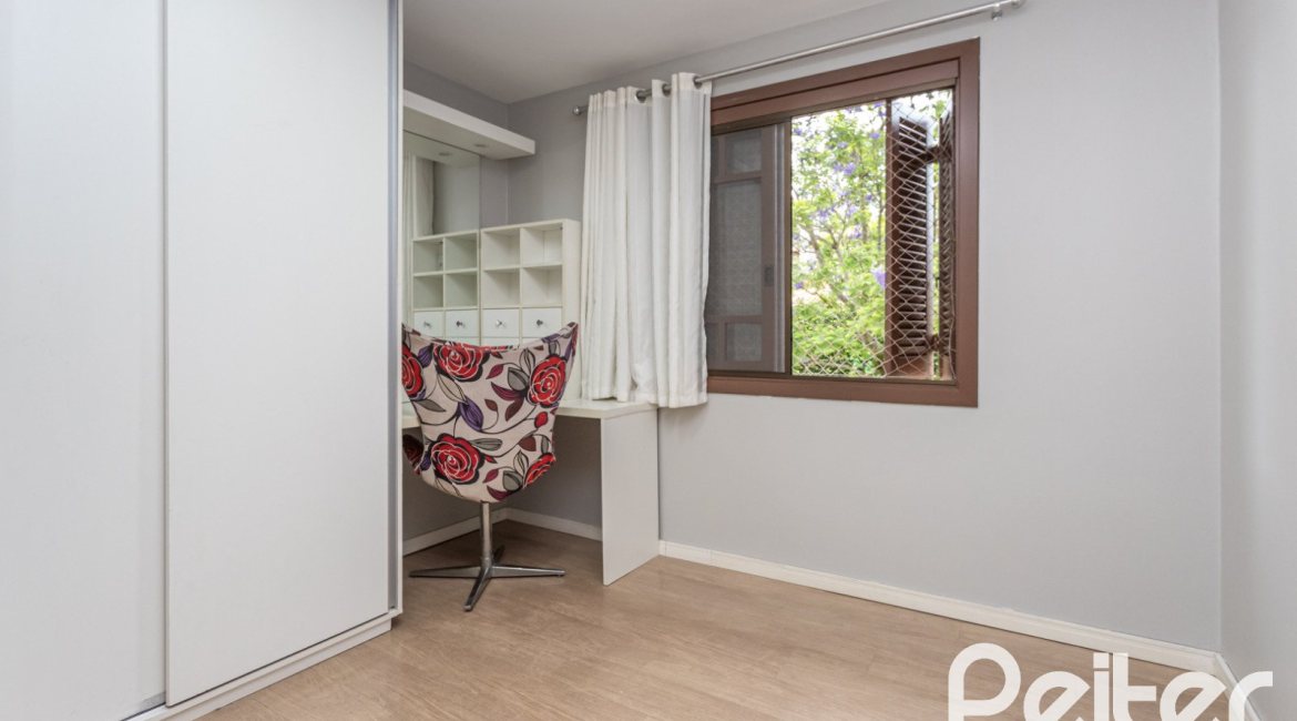 Casa em Condomínio à venda com 240m², 3 dormitórios, 1 suíte, 3 vagas, no bairro Vila Assunção em Porto Alegre