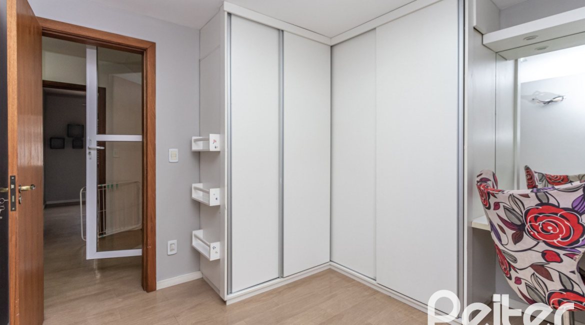 Casa em Condomínio à venda com 240m², 3 dormitórios, 1 suíte, 3 vagas, no bairro Vila Assunção em Porto Alegre