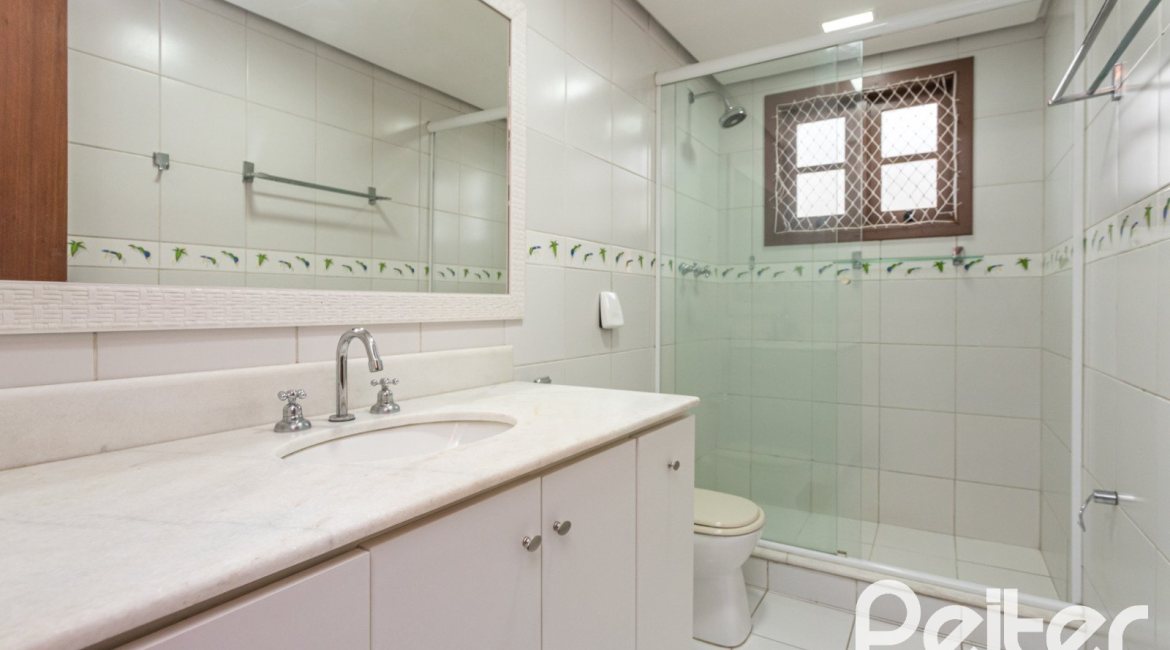 Casa em Condomínio à venda com 240m², 3 dormitórios, 1 suíte, 3 vagas, no bairro Vila Assunção em Porto Alegre