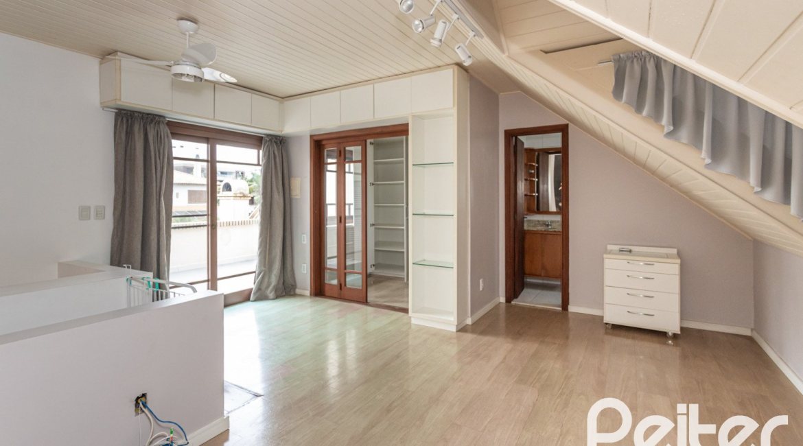 Casa em Condomínio à venda com 240m², 3 dormitórios, 1 suíte, 3 vagas, no bairro Vila Assunção em Porto Alegre