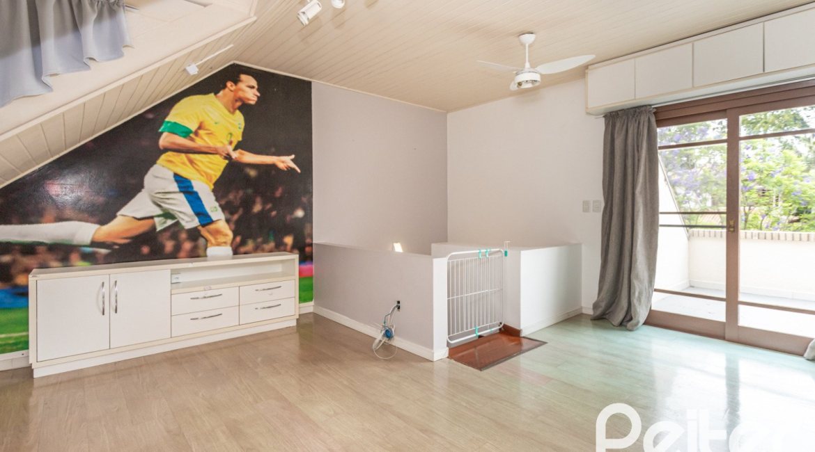 Casa em Condomínio à venda com 240m², 3 dormitórios, 1 suíte, 3 vagas, no bairro Vila Assunção em Porto Alegre