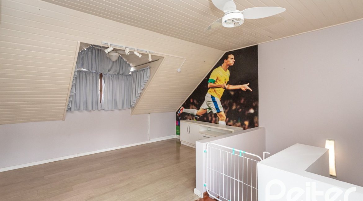 Casa em Condomínio à venda com 240m², 3 dormitórios, 1 suíte, 3 vagas, no bairro Vila Assunção em Porto Alegre