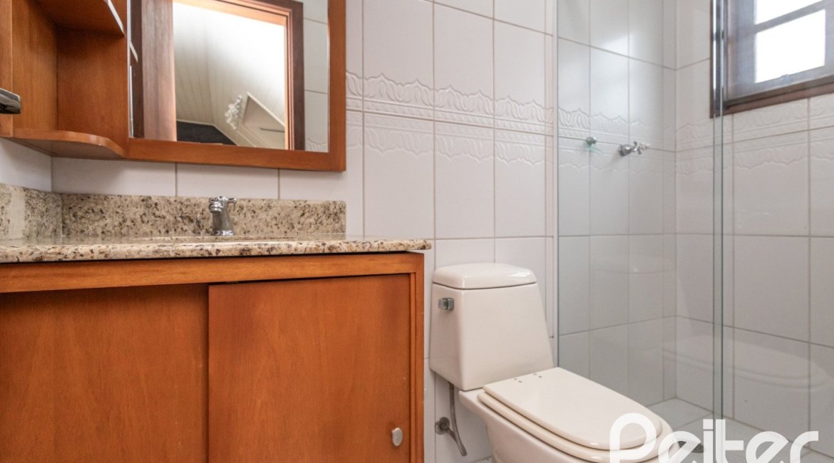 Casa em Condomínio à venda com 240m², 3 dormitórios, 1 suíte, 3 vagas, no bairro Vila Assunção em Porto Alegre