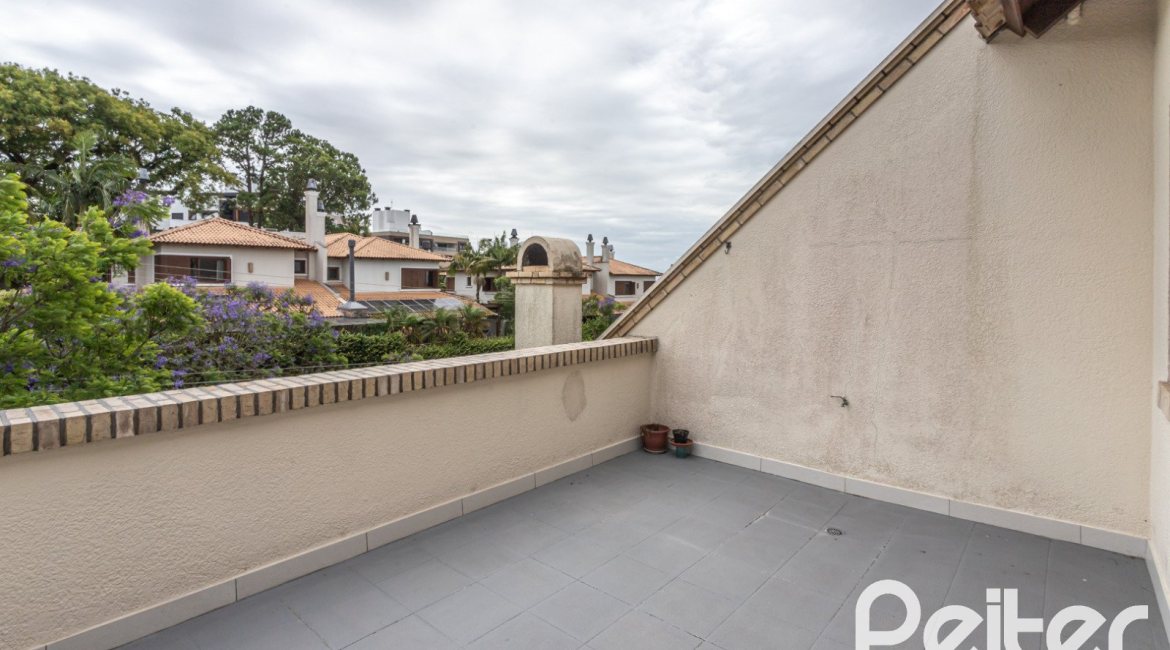 Casa em Condomínio à venda com 240m², 3 dormitórios, 1 suíte, 3 vagas, no bairro Vila Assunção em Porto Alegre