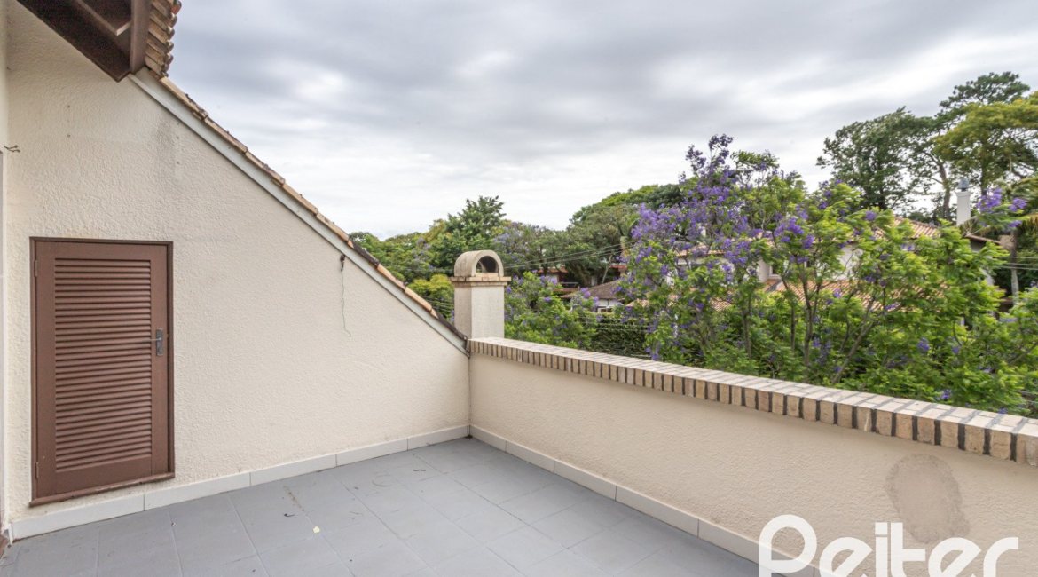 Casa em Condomínio à venda com 240m², 3 dormitórios, 1 suíte, 3 vagas, no bairro Vila Assunção em Porto Alegre