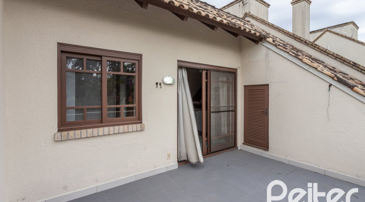 Casa em Condomínio à venda com 240m², 3 dormitórios, 1 suíte, 3 vagas, no bairro Vila Assunção em Porto Alegre