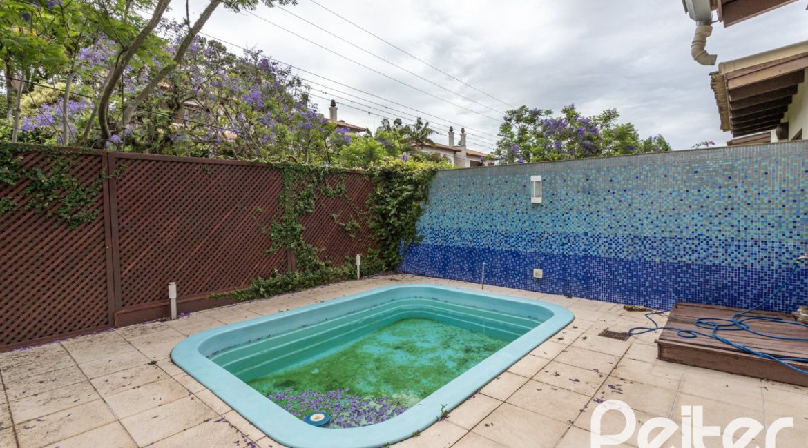 Casa em Condomínio à venda com 240m², 3 dormitórios, 1 suíte, 3 vagas, no bairro Vila Assunção em Porto Alegre