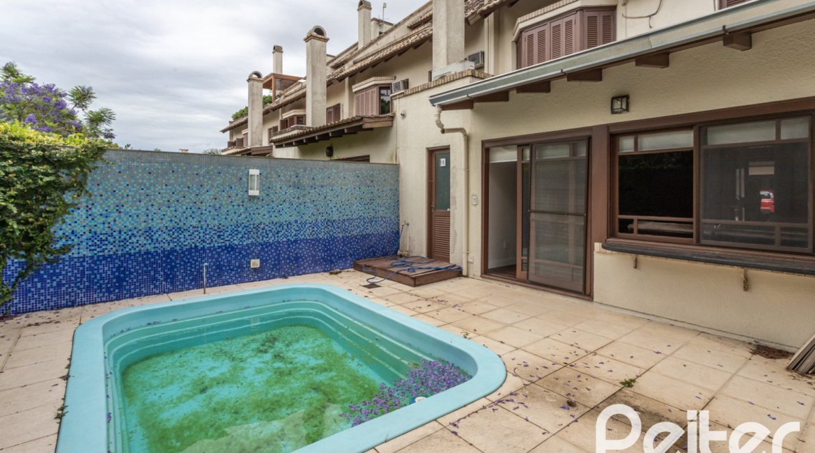 Casa em Condomínio à venda com 240m², 3 dormitórios, 1 suíte, 3 vagas, no bairro Vila Assunção em Porto Alegre