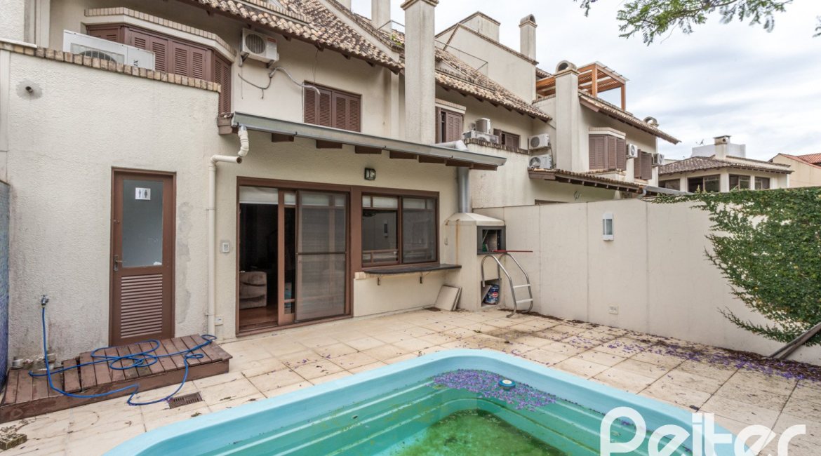 Casa em Condomínio à venda com 240m², 3 dormitórios, 1 suíte, 3 vagas, no bairro Vila Assunção em Porto Alegre