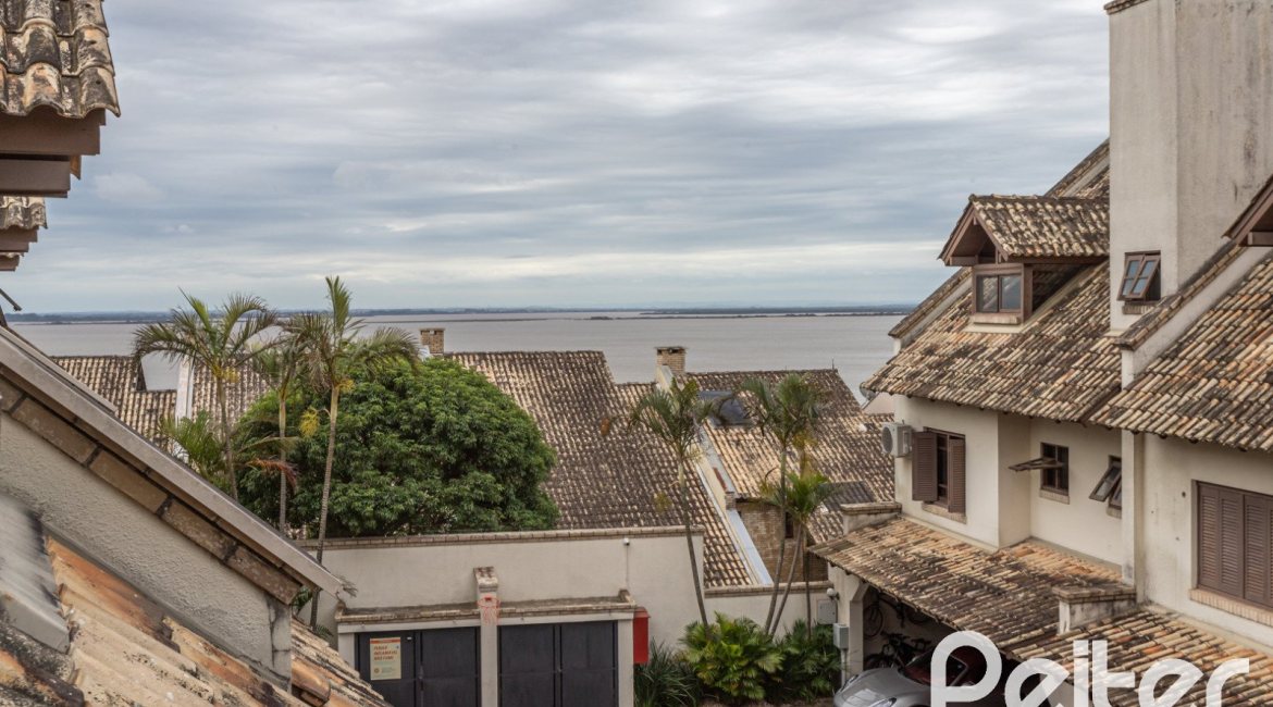Casa em Condomínio à venda com 240m², 3 dormitórios, 1 suíte, 3 vagas, no bairro Vila Assunção em Porto Alegre