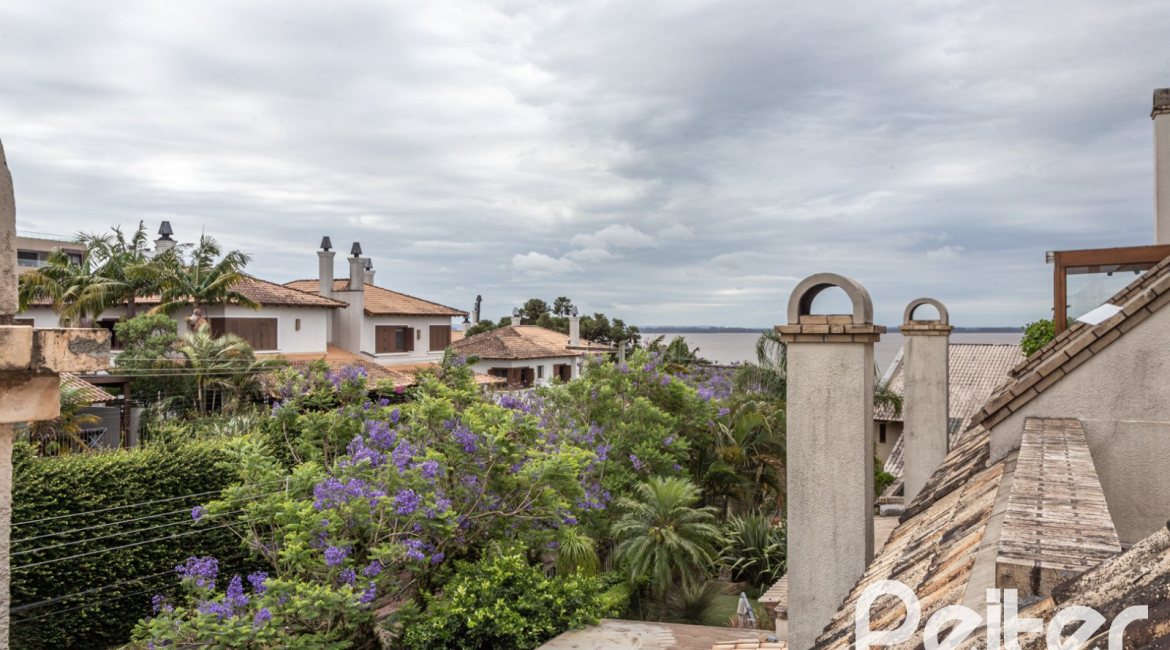Casa em Condomínio à venda com 240m², 3 dormitórios, 1 suíte, 3 vagas, no bairro Vila Assunção em Porto Alegre