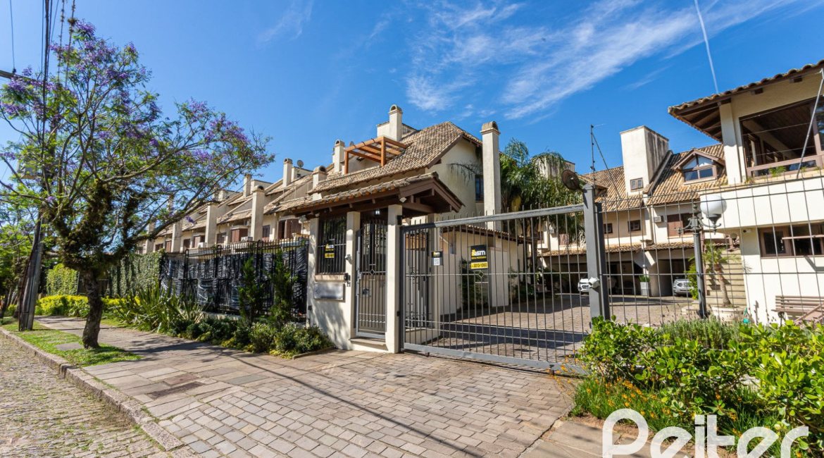 Casa em Condomínio à venda com 240m², 3 dormitórios, 1 suíte, 3 vagas, no bairro Vila Assunção em Porto Alegre