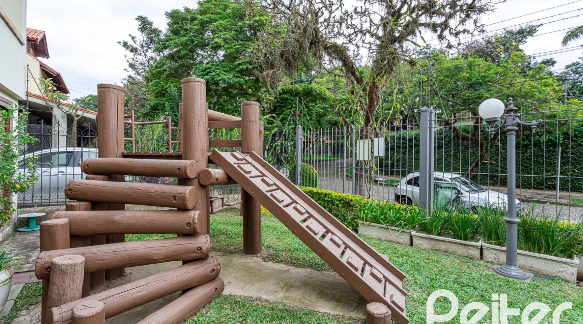 Casa em Condomínio à venda com 240m², 3 dormitórios, 1 suíte, 3 vagas, no bairro Vila Assunção em Porto Alegre