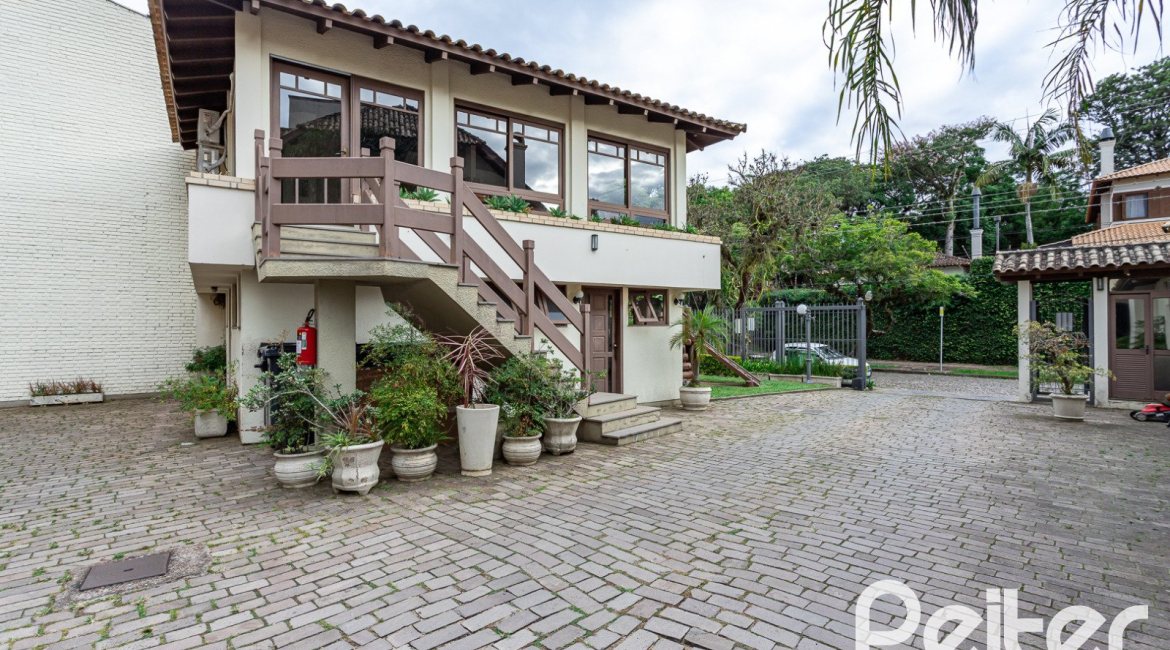 Casa em Condomínio à venda com 240m², 3 dormitórios, 1 suíte, 3 vagas, no bairro Vila Assunção em Porto Alegre