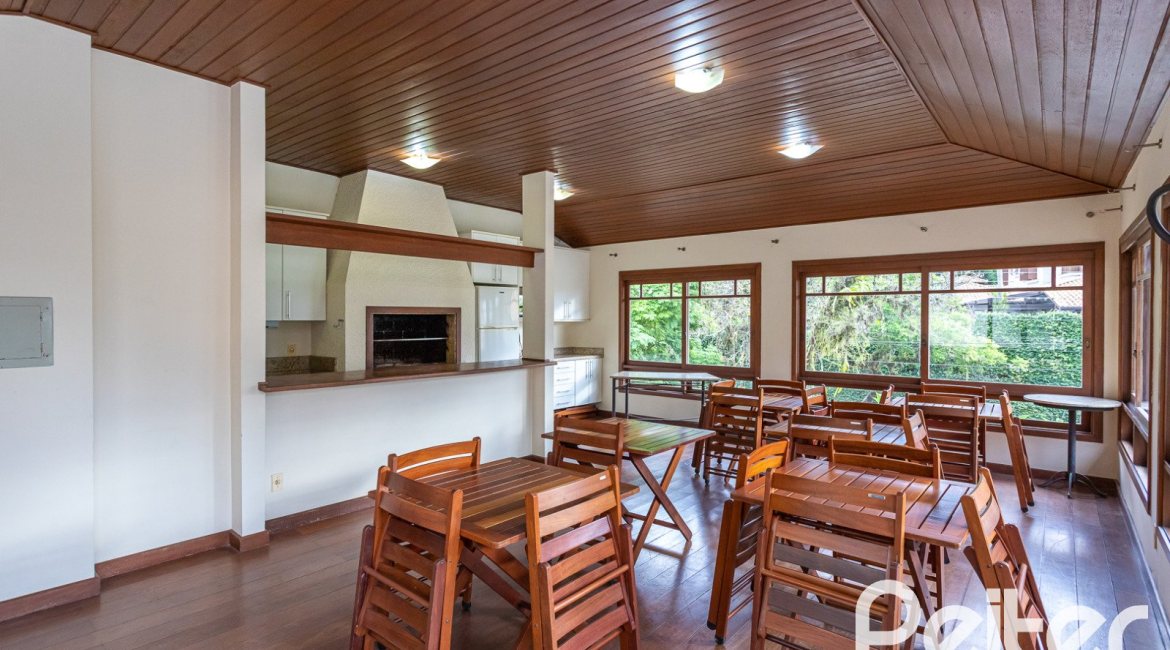 Casa em Condomínio à venda com 240m², 3 dormitórios, 1 suíte, 3 vagas, no bairro Vila Assunção em Porto Alegre