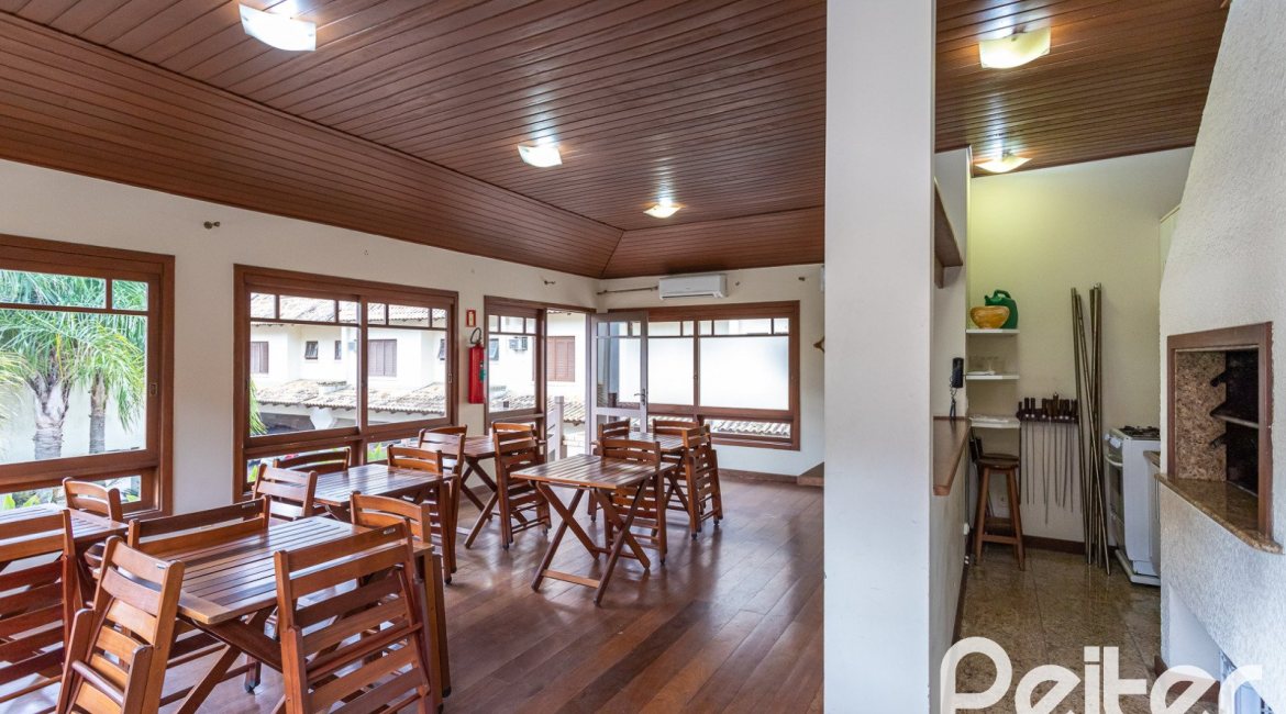 Casa em Condomínio à venda com 240m², 3 dormitórios, 1 suíte, 3 vagas, no bairro Vila Assunção em Porto Alegre