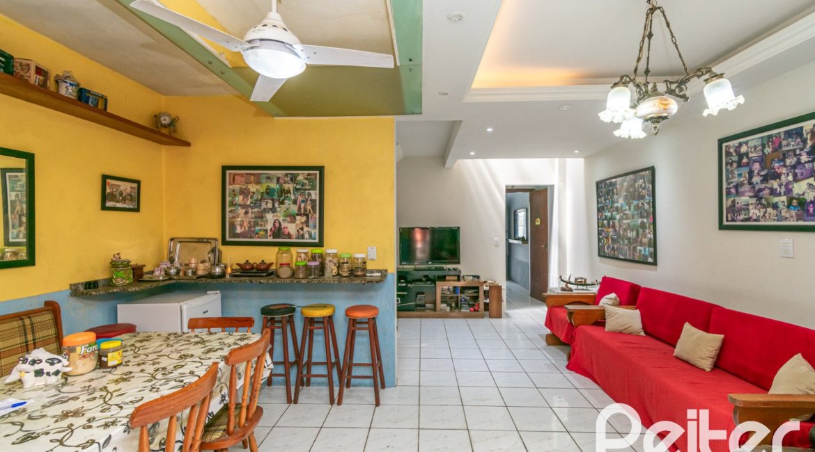 Casa à venda com 137m², 3 dormitórios, 2 vagas, no bairro Guarujá em Porto Alegre