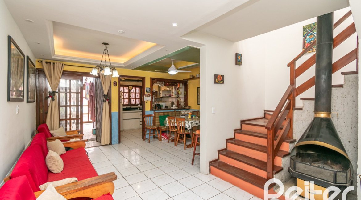 Casa à venda com 137m², 3 dormitórios, 2 vagas, no bairro Guarujá em Porto Alegre