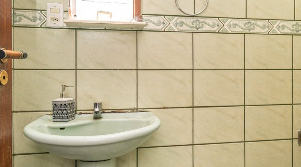 Casa à venda com 137m², 3 dormitórios, 2 vagas, no bairro Guarujá em Porto Alegre