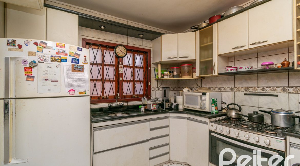 Casa à venda com 137m², 3 dormitórios, 2 vagas, no bairro Guarujá em Porto Alegre