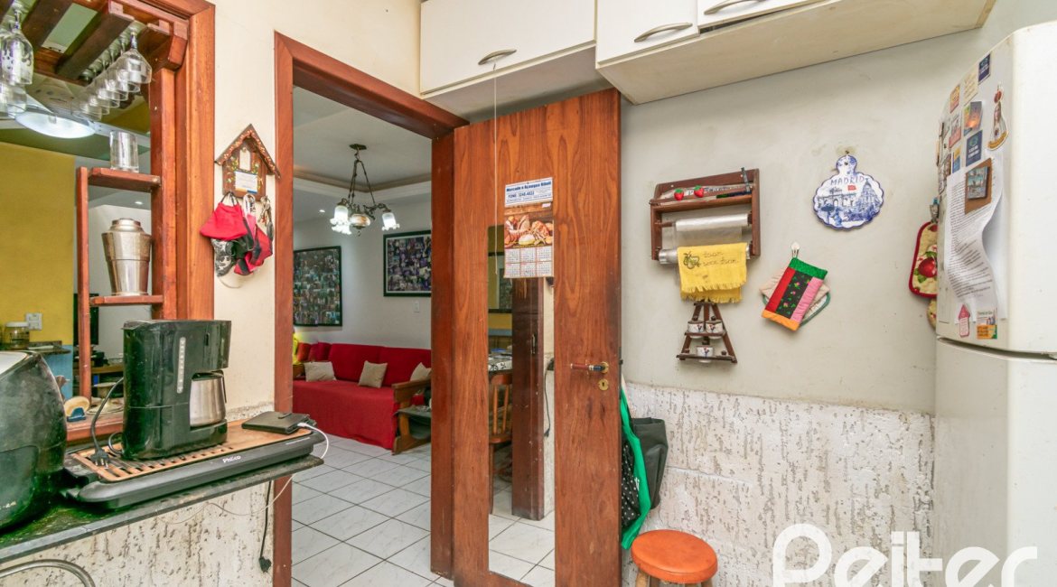 Casa à venda com 137m², 3 dormitórios, 2 vagas, no bairro Guarujá em Porto Alegre