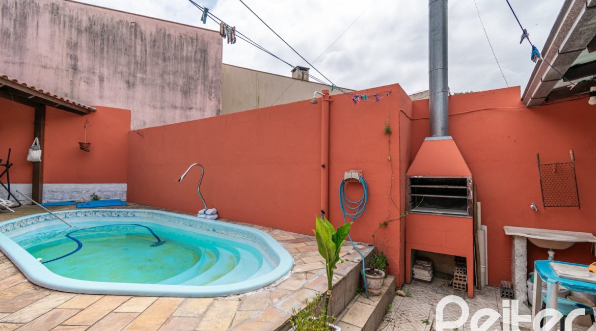 Casa à venda com 137m², 3 dormitórios, 2 vagas, no bairro Guarujá em Porto Alegre