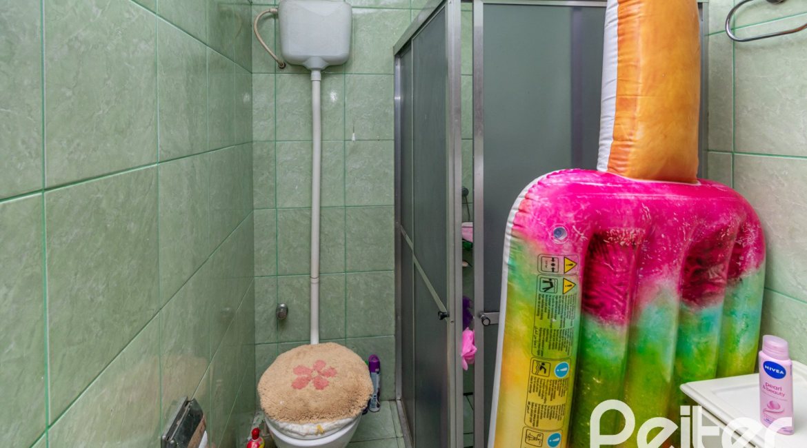 Casa à venda com 137m², 3 dormitórios, 2 vagas, no bairro Guarujá em Porto Alegre