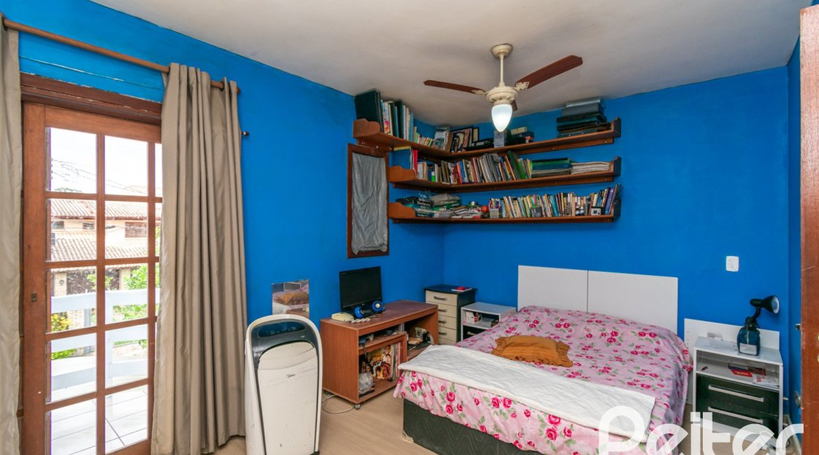 Casa à venda com 137m², 3 dormitórios, 2 vagas, no bairro Guarujá em Porto Alegre