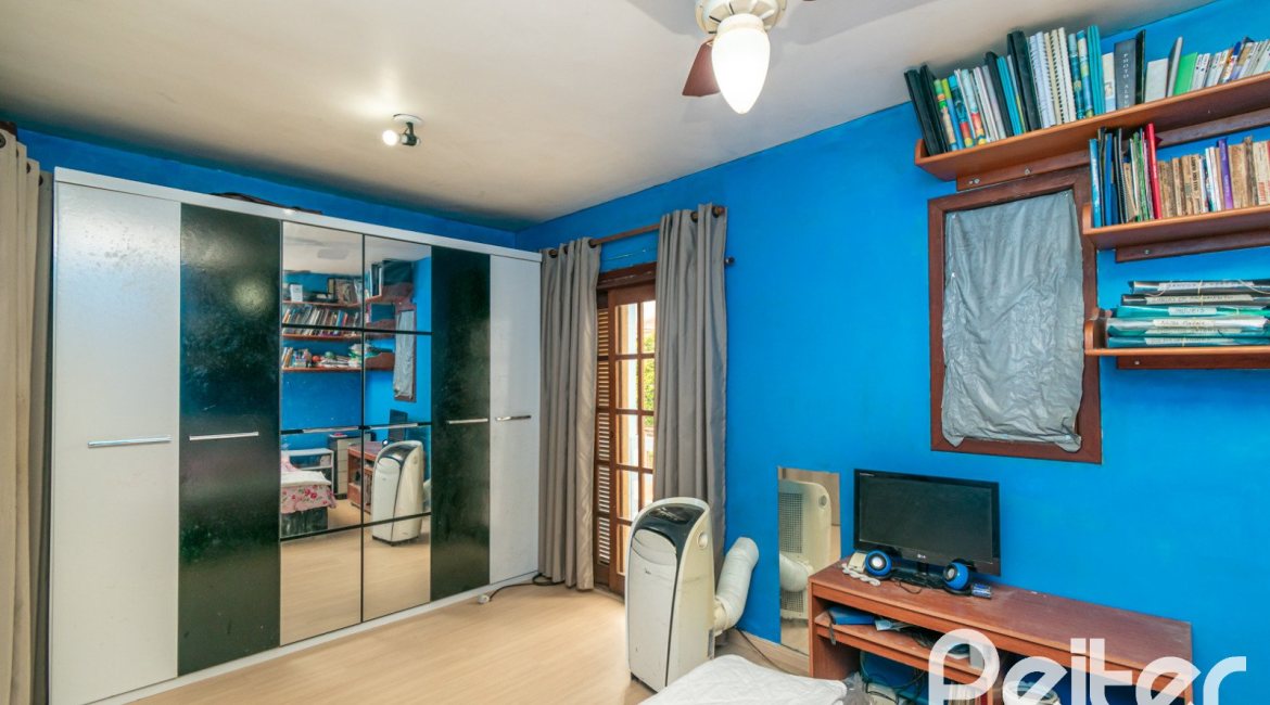 Casa à venda com 137m², 3 dormitórios, 2 vagas, no bairro Guarujá em Porto Alegre