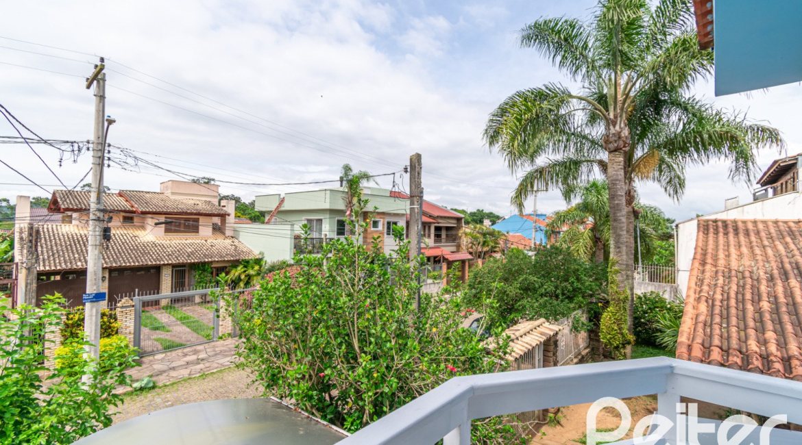 Casa à venda com 137m², 3 dormitórios, 2 vagas, no bairro Guarujá em Porto Alegre