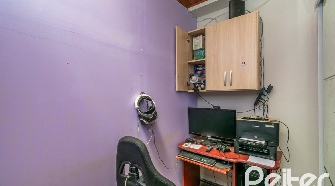 Casa à venda com 137m², 3 dormitórios, 2 vagas, no bairro Guarujá em Porto Alegre