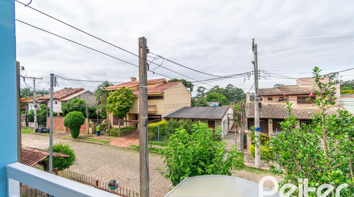 Casa à venda com 137m², 3 dormitórios, 2 vagas, no bairro Guarujá em Porto Alegre